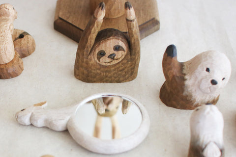 KIYATA Sloth Card Stand