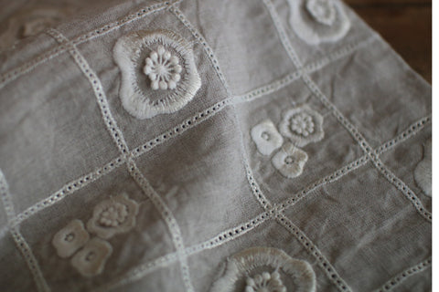 Embroidered Linen Shoulder Bag {anzu}