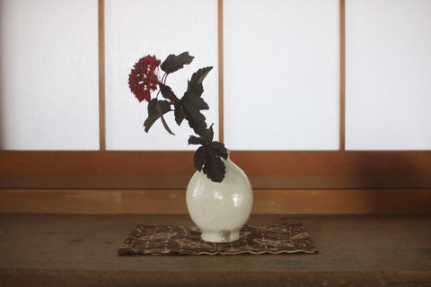 Flat Round Kohiki Vase (White)