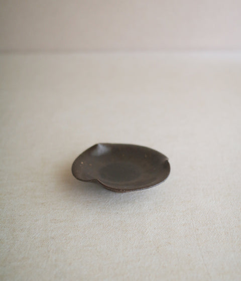 Brown Flower-Shaped Rinka Plate (12cm)