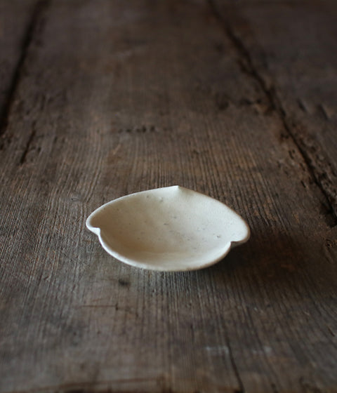 White Flower-Shaped Rinka Small Kohiki Plate(12cm)