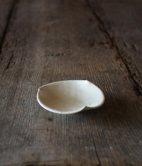 White Flower-Shaped Rinka Small Kohiki Plate(12cm)