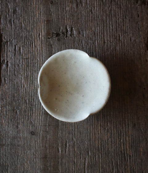 White Flower-Shaped Rinka Small Kohiki Plate(12cm)