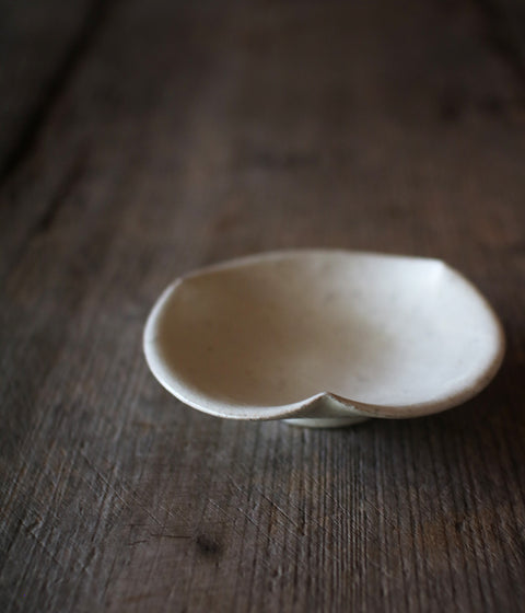 White Flower-Shaped Rinka Small Kohiki Plate(12cm)