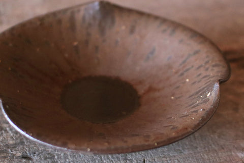 Brown Flower-Shaped Rinka Plate (20cm)