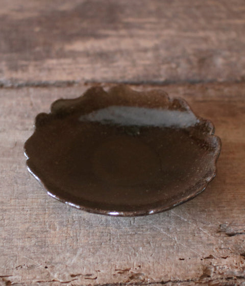 Dark Brown Flower-Shaped Ryoka Plate (18cm)