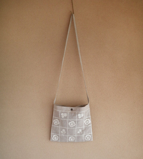 Embroidered Linen Shoulder Bag {anzu}