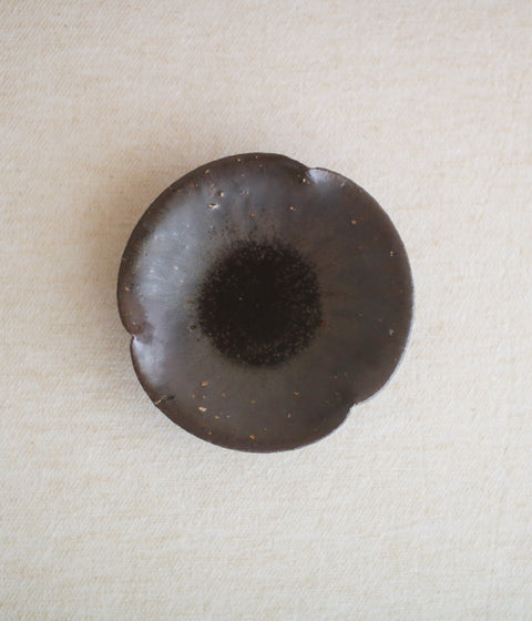 Brown Flower-Shaped Rinka Plate (12cm)