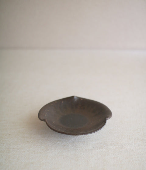 Brown Flower-Shaped Rinka Plate (14cm)