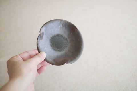Brown Flower-Shaped Rinka Plate (12cm)