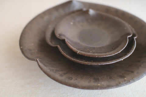 Brown Flower-Shaped Rinka Plate (20cm)