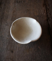 Kohiki White Flower-Shaped Small Plate (14cm)