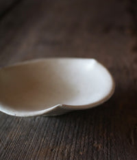 Kohiki White Flower-Shaped Small Plate (14cm)