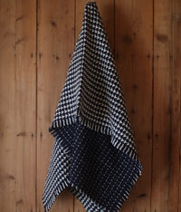 kijinokanosei wool throw {uneri / navy)