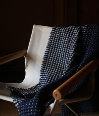 kijinokanosei wool throw {uneri / navy)