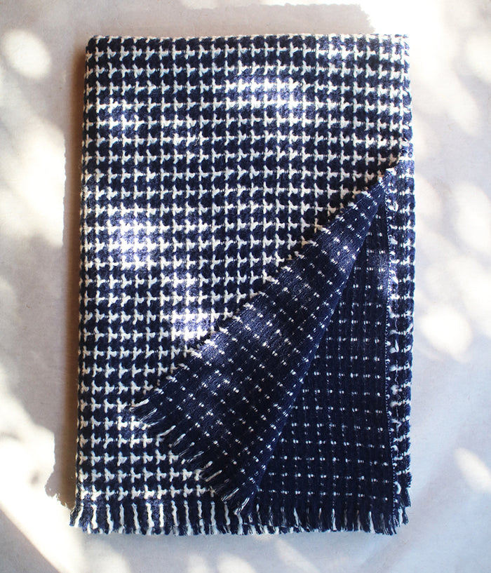 kijinokanosei wool throw {uneri / navy)