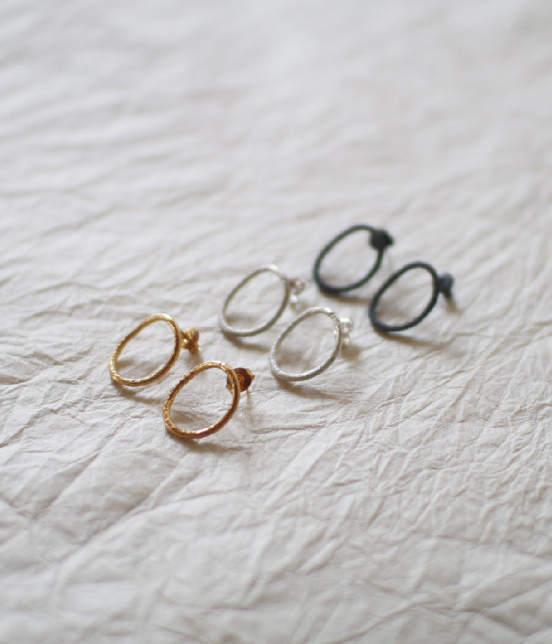 Jona Yubiwa Earrings Small / White, Black, Gold